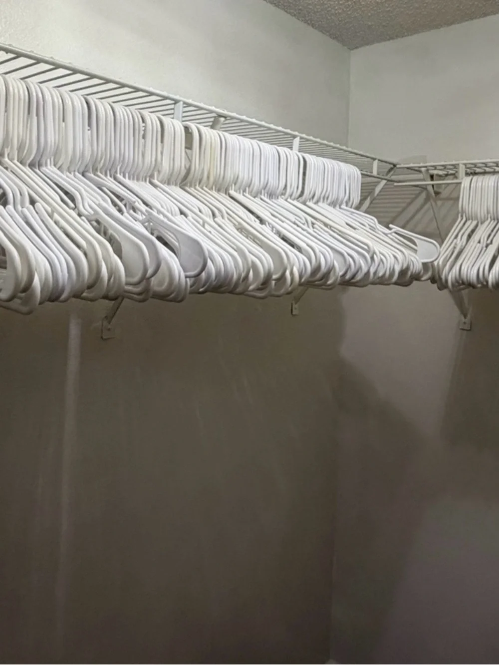 Mainstays White Plastic Clothing Hangers – Standard Size (15 Pack)